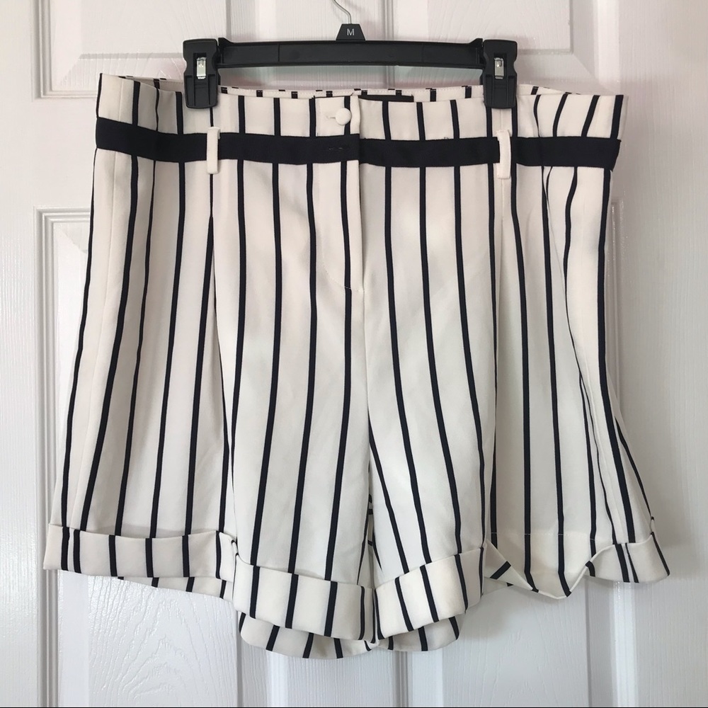 KARDASHIAN  KOLLETION  SHORTS